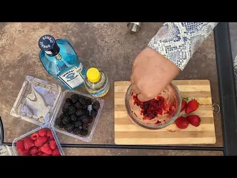 Como hacer un gin tonic con frutos rojos